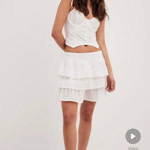 Volangkjol - Supersöt volangkjol, lågmidjad!! Säljer pga. för liten för mig!