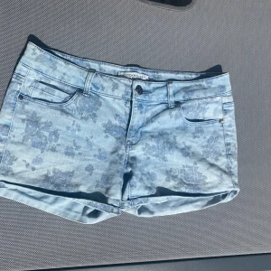 Shorts med blommor  - Söta lågmidjade shorts Från Clockhouse  Storlek 38/40 Midjemått 41cm Säljer pga fel storlek Skriv för frågor!💕🙏