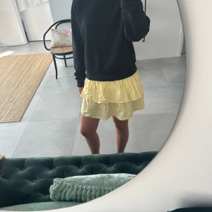 Gul rutig kjol - Skitcool kjol från Kappahl barn i storlek 158/164 men skulle säga att den sitter som en xs/s, använd 1 gång 