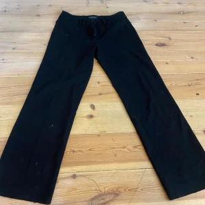 Lågmidjade kostymbyxor - Fina lågmidjade kostymbyxor med raka/vida ben!