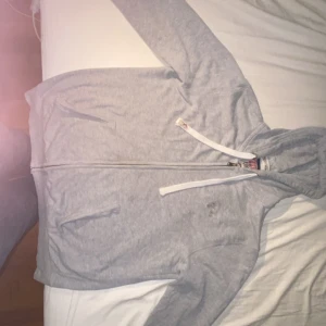 Zip hoodie - Zip hoodie av Tokyo laundry. Bra skick, skick: 7:10, mindre skada på ett av resårbanden. Xl barn storlek, men sitter som M. Pris kan diskuteras