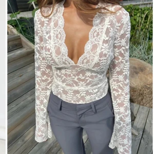 Spets topp - Venderby liknande spets topp, de två sista är egna bilder! Oanvänd🤍nypris ca 500 Passar även S