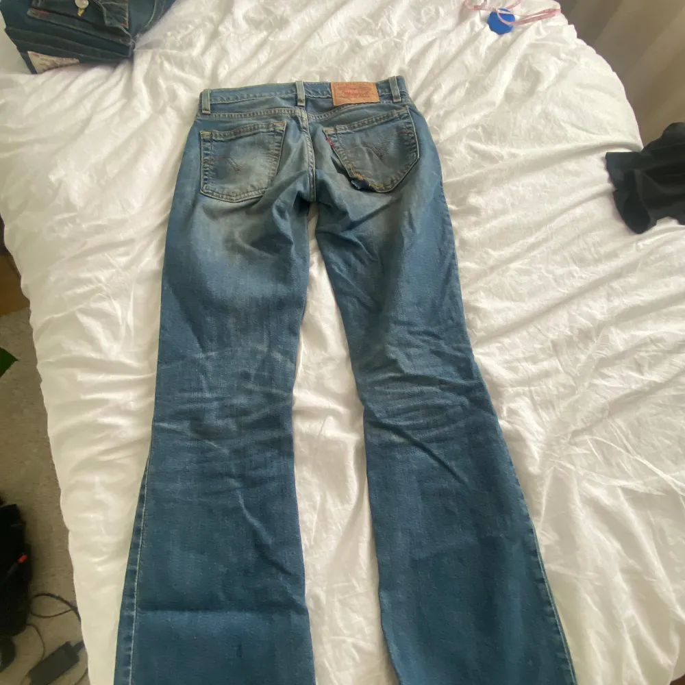 Fina jeans i bootcut model! Köpta vintage i Paris. Skriv för mått💞Har en defekt på högerfickan!. Jeans & Byxor.