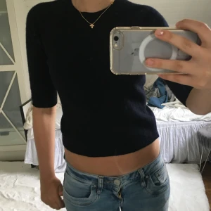 Stickad mörkblå zaratop - Säljer den för att den börjar bli lite tajt 💕