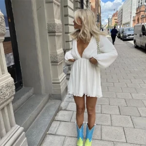 Klänning - Vit klänning från lojsans nakd kollektion. Storlek 36. Kollar intresset.