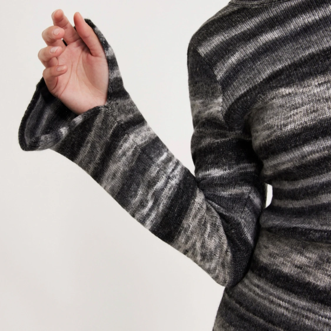 SVART STICKAD KLÄNNING - 91