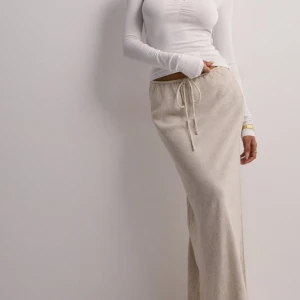 💞Low waist linnekjol 💞 - Säljer pga det blev fel storlek på kjolen. I nytt skick, har inte använts. Har fortfarande prislappen på. 🩵🩵