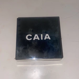 Caia puder - Säljer mitt nästan oanvända Caia Loose Seting powder då det är fel färg för mig. Som ni kan se på bilden är det lite mer än hälften kvar men man brukar inte fylla upp den hela vägen💗 nypris är 295kr💗
