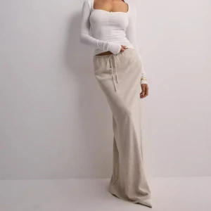 🌸LINNEKJOL🌸 - En underbar Linnekjol köpt på Nelly🩷 Säljer då det var fel storlek. Men asså otroligt material, jättefin och bekväm. Den är i nyskick, endast testad. Den som kommer med högst bud privat får köpa. Kommer skriva här vad budet ligger på. 🌸🥥