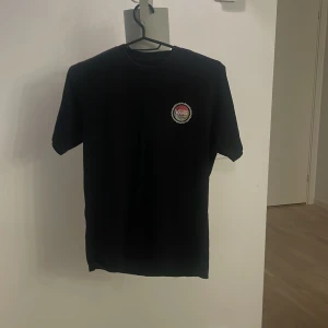 Vans t-shirt - Vans t-shirt med stort och coola tryck på.