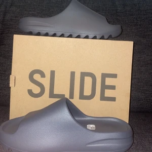 Yeezy slide slate grey - Wts Size: 44,5 Modeller: 2x Slate grey Skick: Helt nya  Pris: 999kr Allt OG medföljer  Kvitto finns Kom PM