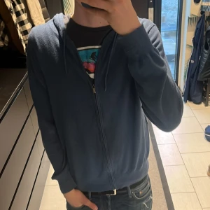 Merino fullzip - Säljer denna feta Merinoull Zip som är super bra skick och storlek S. Pris kan diskuteras. Bara att höra av er vid frågor. Mvh Anton.