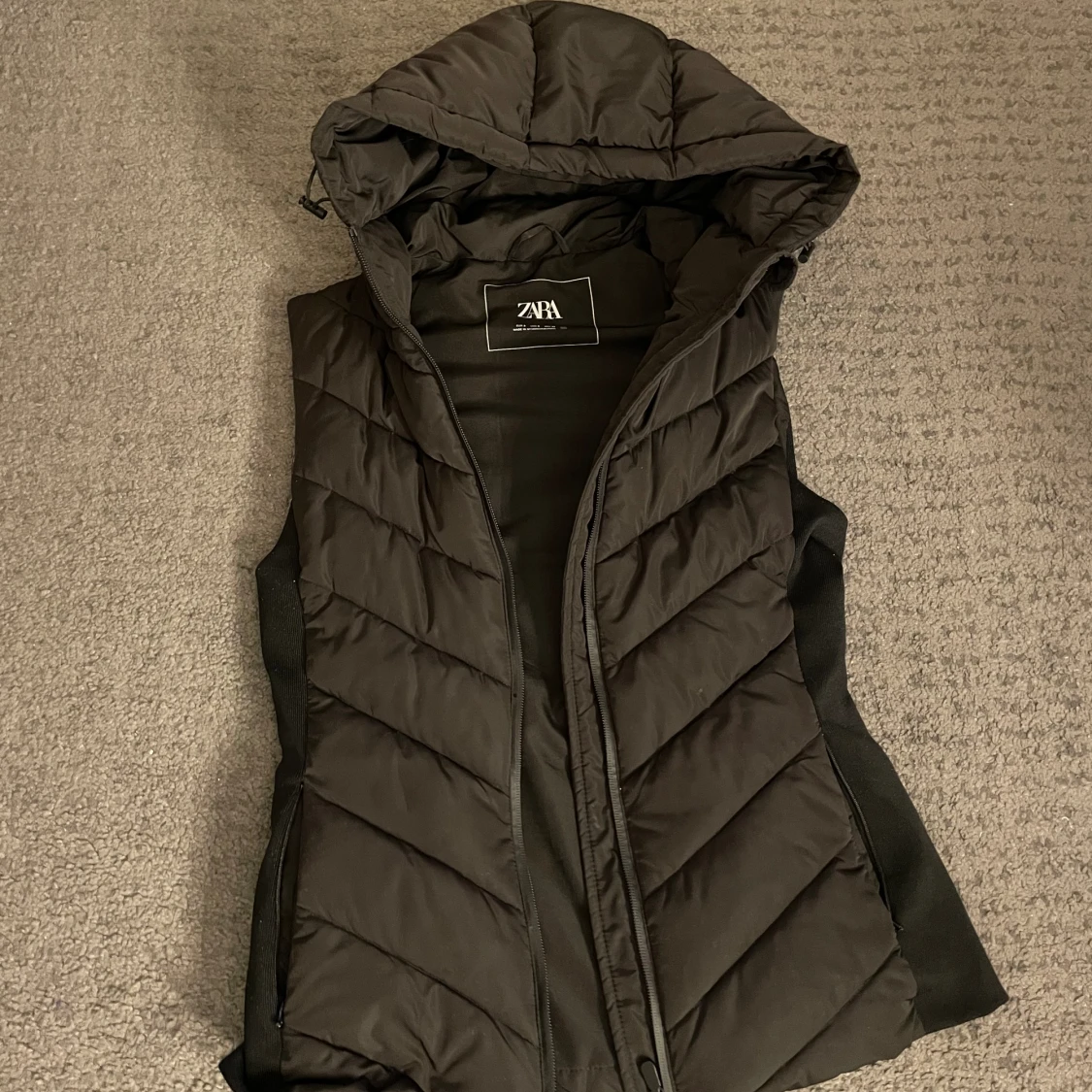 zara väst