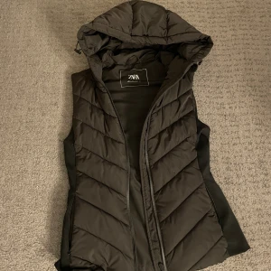 zara väst - säljer en väst från zara som jag knappt användt. den är köpt för 400 kr och inga defekter alls💗