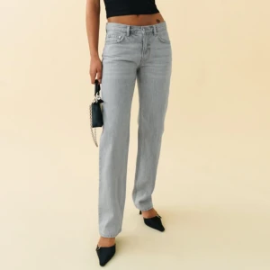 Grå Lågmidjade jeans - Jättefina jeans i en ljusgrå färg❣️ De var förut raka, men jag har sytt dem utsvängda där nere. (Närmare bild finns, bara att fråga) Storlek 36/S och passar bra på mig som är 166. - Innerbenslängd 80 - midjemått rakt över 39  Pris går att diskutera!