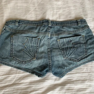 Lågmidjande jeansshorts  - Jättefina jeansshorts ifrån yeans please! Bra skick och jag har inte märkt några defekter. Det finns snöre fram som man enkelt kan klippa av om man inte gillar det❤️ Hör av dig vid frågor!❣️ pris kan diskuteras vid snabb affär!❤️