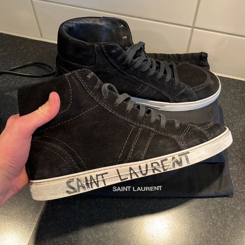 ovanliga skor från Saint Laurent storlek 41 men passa 42. De är i bra sick. Två og påsar följer med. Ny pris 9800kr. Bara att höra av er vid funderingar 🙌. Skor.