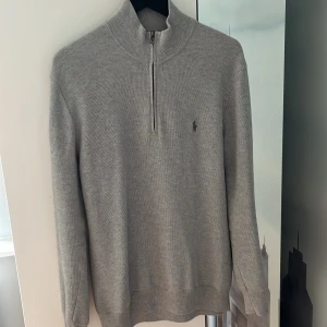 Ralph lauren zip - Hej jag säljer nu min half zip från Ralph lauren för den inte längre kommer till användning den är i storlek M men passar även folk med L och i mycket bra skick och ny priset ligger på 2399kr köpt från Nk och säljer min endast för 600kr