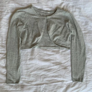 Grå Bolero/kofta - Söt bolero eller kofta! Vet inte riktigt vad ja ska kalla den🤷‍♀️ Väldigt söt och i bra skick!! Avklippt lapp dock så vet ej märke eller storlek. Passar mig som normalt har xs! Skriv vid frågor! Priset går att diskutera💜