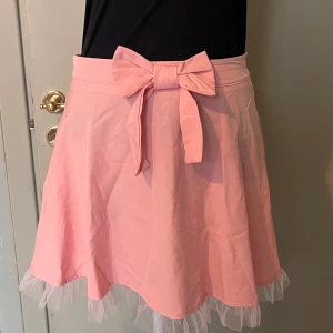 Kjol med rosett - Superfin! Använd en gång 