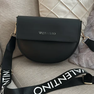 Valentino handväska  - Hej! Jag säljer min Valentina handväska som jag har använt i ett och ett halvt år. Skriv i dem för mer information.