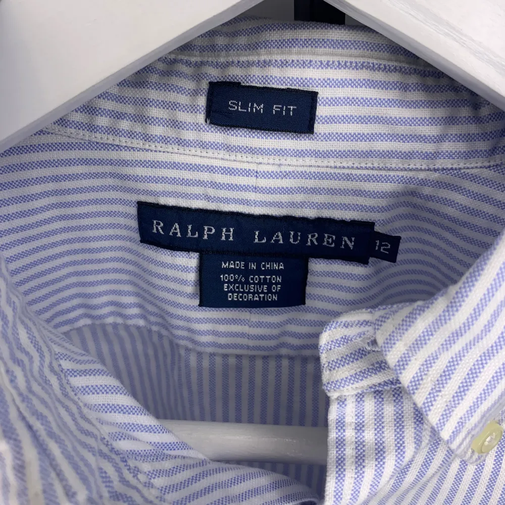 Blå randig Ralph Lauren skjorta i mycket bra skick. Skjortor.