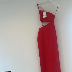 Zara klänning  - Röd midi klänning från zara. Oanvänd. Storlek S, passar även en xs