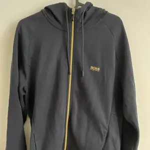 Säljer en Hugo boss zip hoodie i storlek L. Tröjan är i svin bra skick som ni ser på bilderna.