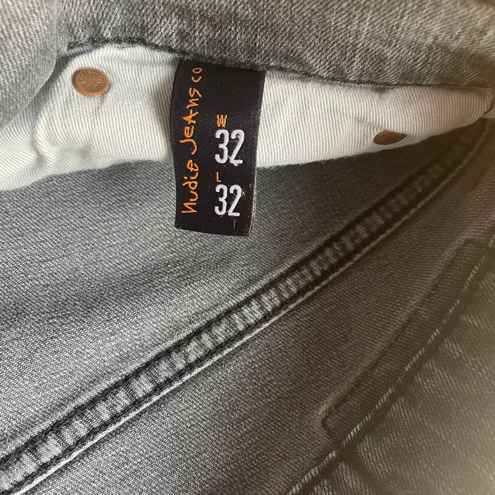 Säljer nu mina riktigt snygga Nudie jeans i modell ”Lean Dean”. Skicket är som nytt och de är köpta för ca 1600 kr. Storlek 32/32 och passar dig runt 180-185.. Jeans & Byxor.