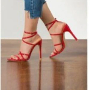 Klackskor - Använd 0 gånger.Anledning till säljande:för liten. En av knäppen är trasig men den funkar fortfarande om du använder dubbelhäftandetejp. Visar på 4 bilden hur den högra inte trasig och sista hur den är trasig. Bara lilla stången saknas. Orgpris:180kr