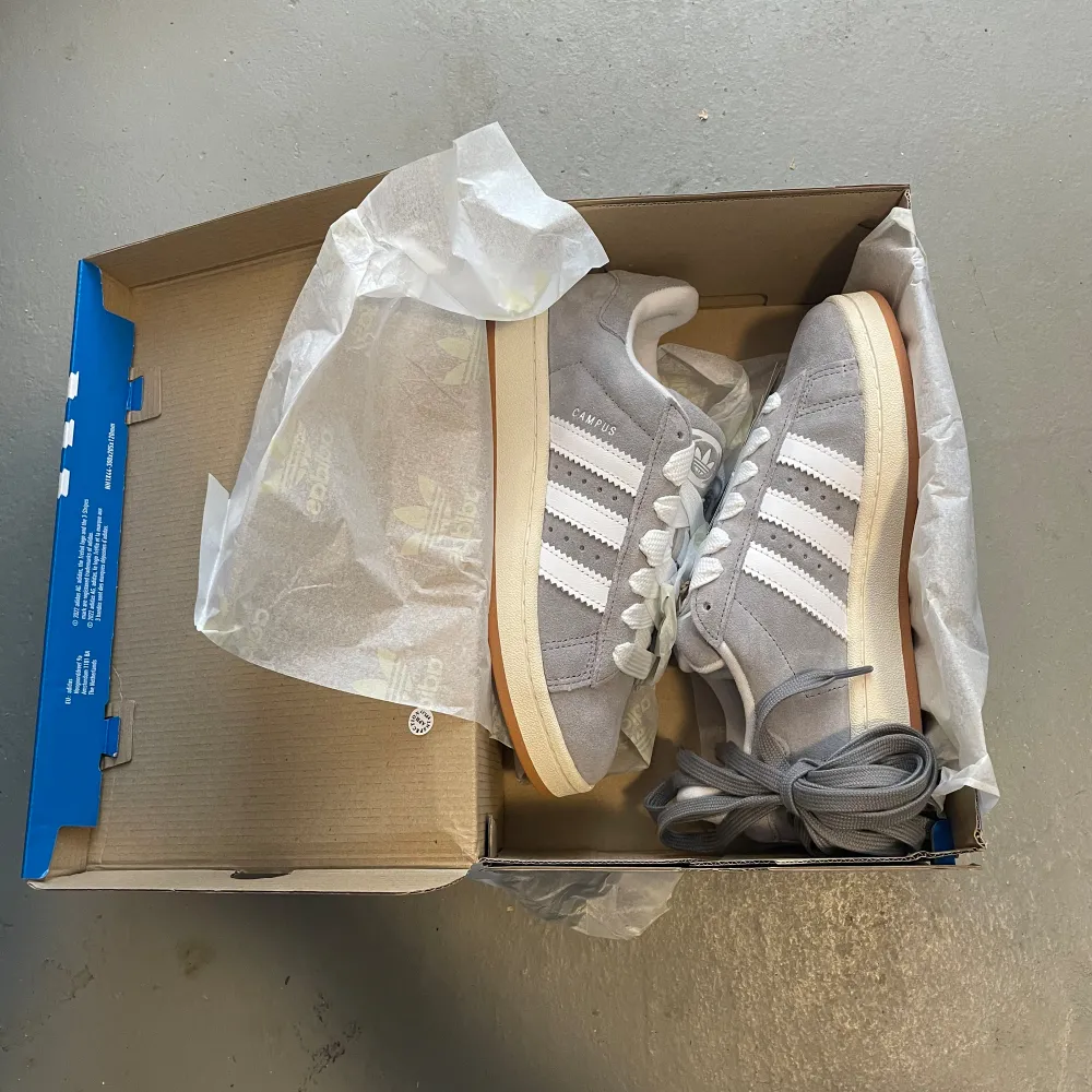 Säljer ett par helt nya gråa  adidas campus 00 i storlek 39 och 1/3. Pris 1600kr, kvitto och extra snören finns.. Skor.