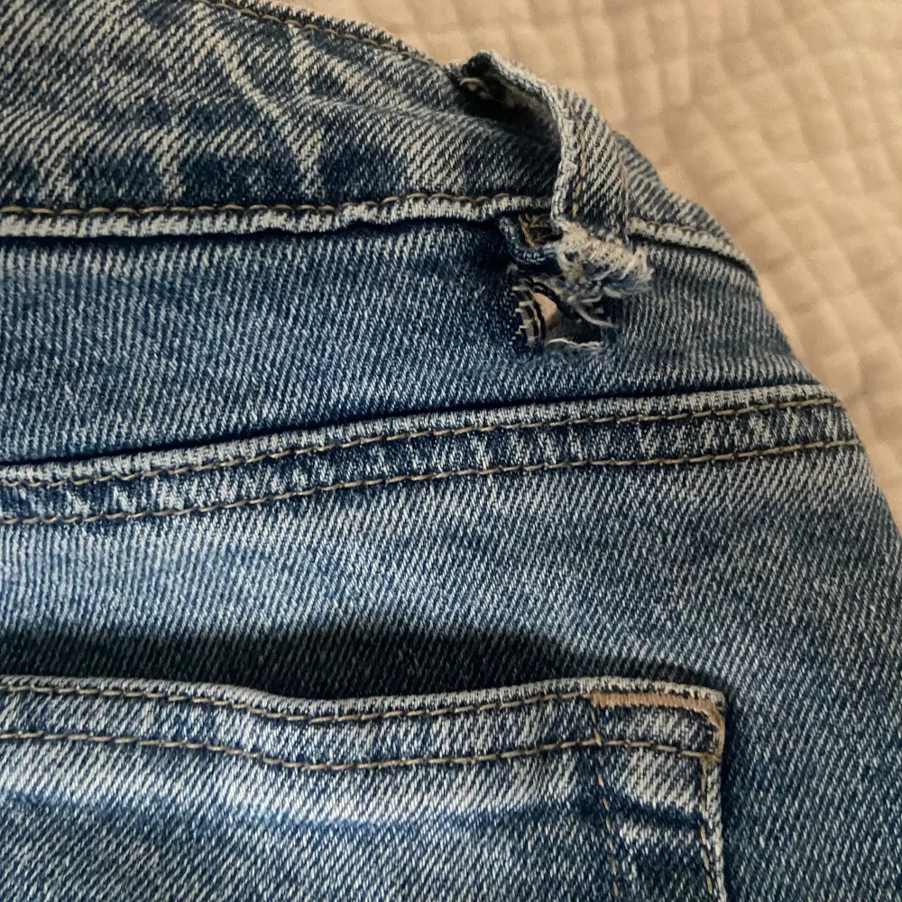FRAKT INGÅR!! Säljer dessa superfina ljusblåa jeans från madlady som använts en gång. Den enda avvikelsen är att det finns ett litet hål vid sidan som enkelt går att fixa. De är i storlek 36 regular men passar även 38 och är så fina till sommaren🫶🏼☺️ . Farkut & Housut.