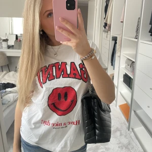 Ganni tröja - Tshirt från Ganni. Storlek Xs men oversized så passar S också💗