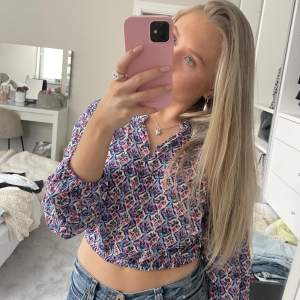 Jättesöt topp/blus från ett set från zara. Barnstorlek men passar xs💗💗