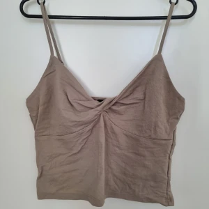 Linne beige/grå - Cropped linne från Bikbok i storlek M. Fint skick.