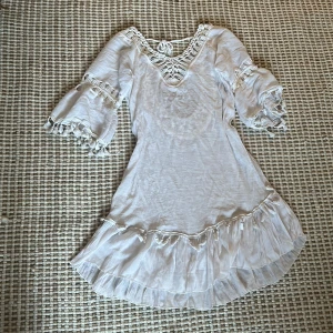 Vit klänning - Vit Broderi/spets klänning, perfekt för stranden. 