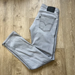 Levis jeans - Tvärfeta jeans från Levis! Har ingen bild på passformen då de är för små, kontakta mig för mått/ fler bilder!