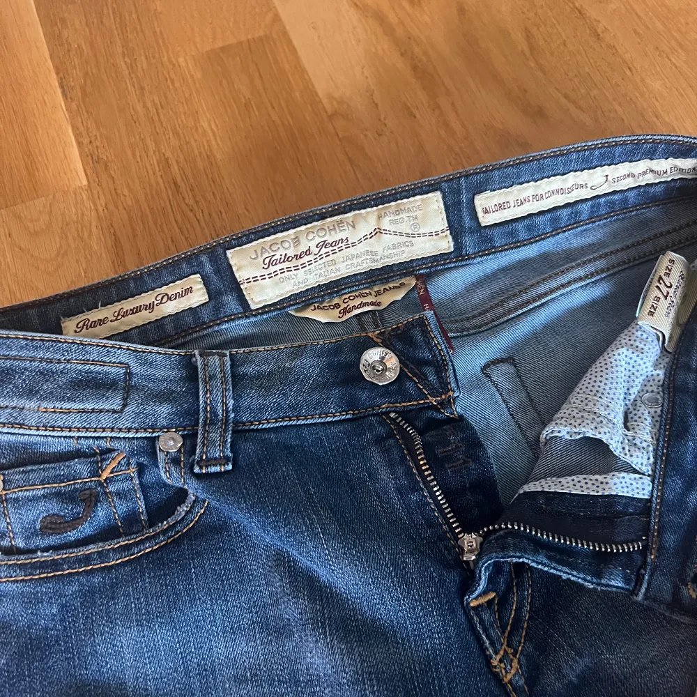 Säljer nu ett par Jacob Cohen jeans storlek 27/31 men skulle säga att det passar 28-29/31, rätt sä bra skick med små defekter (8/10 skick) skriv för närmare bilder eller övriga frågor.. Jeans & Byxor.