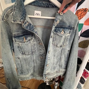 Zara jeansjacka - Så snygg jeansjacka från zara i storlek L i barnstolen men passar mig som brukar ha S/XS i vuxen storlek! Inga defekter💕