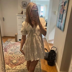 Vit zara klänning - Härlig sommarklänning från zara, inga slitage elelr tecken på användning. Skriv för fler bilder🩷🩷