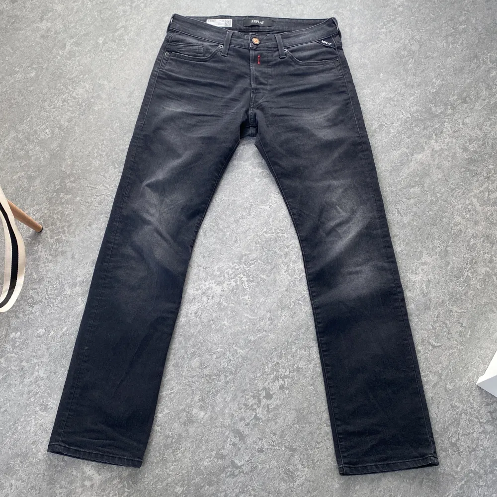 Svarta/Mörkgråa jeans från Replay av modellen waitom. Perfekt skick.. Jeans & Byxor.