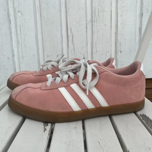 Adidas float sneakers  - Säljer mina ljus rosa/ persika färgade adidas float sneakers i storlek 38 2/3 pga jag har inte rätt kläder till dom, eller är osäker har använt det några gånger men i didn’t do them justice. I övrigt är det i bra skick och är typ helt oanvända 