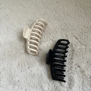 Klämmor - Säljer mina så söta klämmor från hm🩷🩷