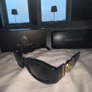 Ett par helt nya Versace solglasögon i modellen OVE4361 med färgen svart. Dem är helt nya allt följer med så som kartonglådan,lådan som man förvarar glasögonen i,glasögonen,putsduk och sedan ett papper med GLG koden så man kan se att den är äkta