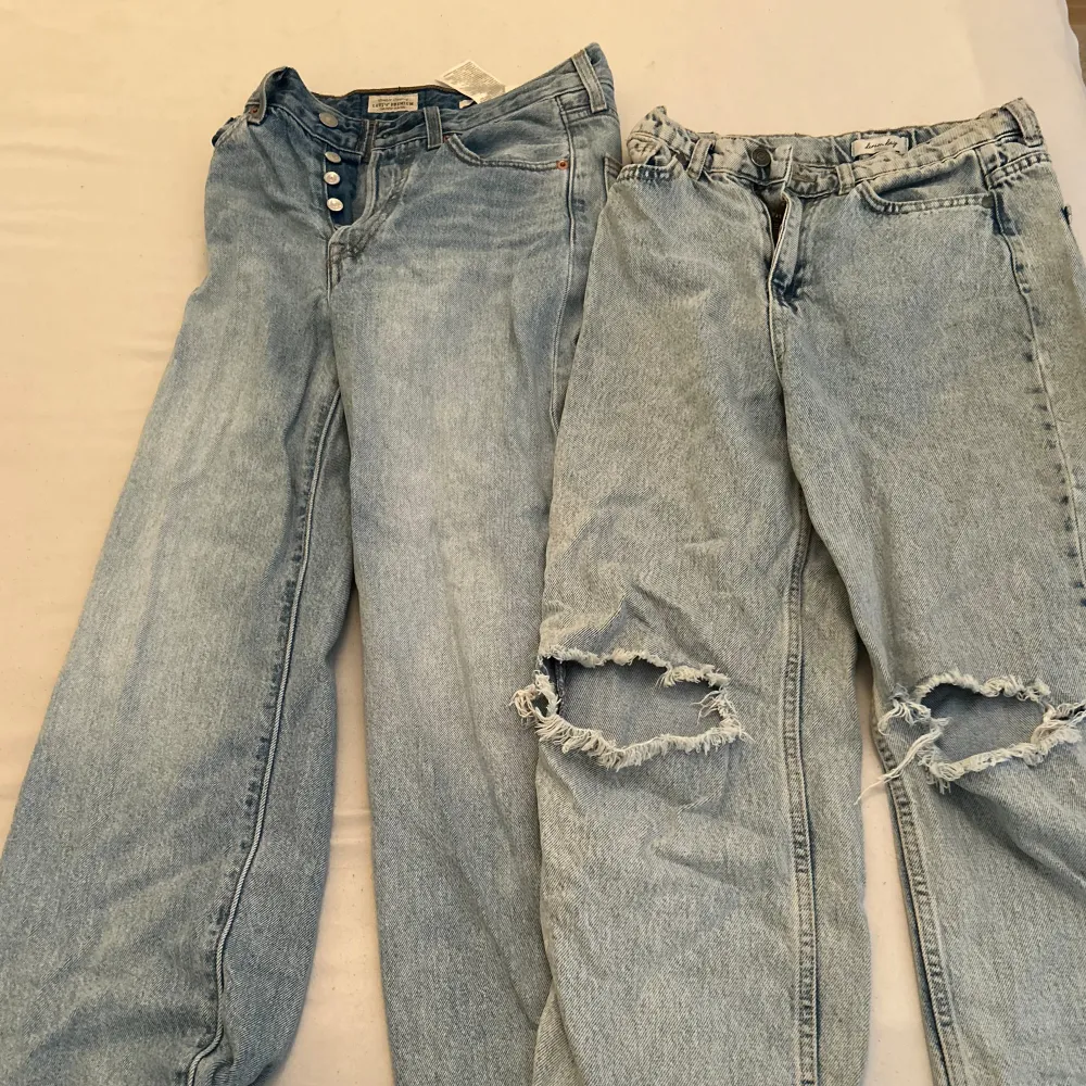 säljer båda för 400kr, dom var köpte för 299kr styck🫶🏼 kontakta om du vill köpa separat eller båda två💕 skriv för mer info🫶🏼. Jeans & Byxor.