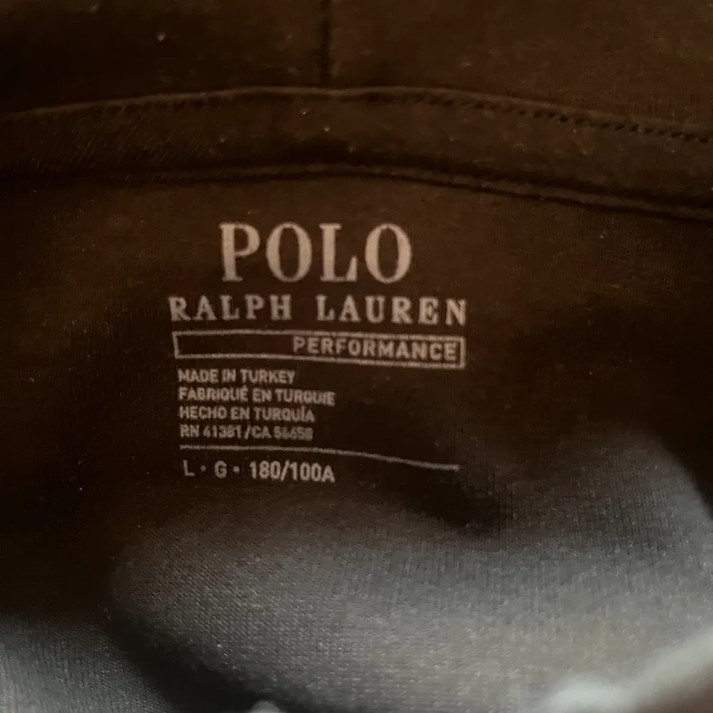 Fin Ralph Lauren zip hoodie i storlek L. Använd några gånger men är håller fortfarande bra skick. Nypris ligger runt 2000kr. Säljer för 950kr men priset kan diskuteras. Kan frakta samt mötas upp.. Hoodies.