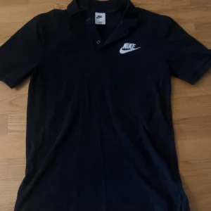 nike piké  - helt ny nike piké som jag har använt en gång till ett jobb och kommer tyvärr inte till andvändning längre. priset kan diskuteras
