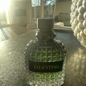 Hej, säljer en Valentino Green Stravagaza parfym. Den har förvarats i mörker, svalt rum och det är 96/100 ml kvar ungefär. Har box och orderbekräftelse vid behov! Nypris är 1300 säljer för 849kr. Hör av er vid frågor eller funderingar.