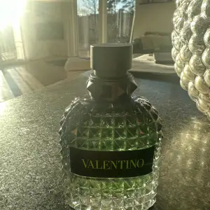 Hej, säljer en Valentino Green Stravagaza parfym. Den har förvarats i mörker, svalt rum och det är 96/100 ml kvar ungefär. Har box och orderbekräftelse vid behov! Nypris är 1300 säljer för 799kr. Hör av er vid frågor eller funderingar.