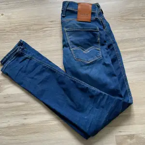 Säljer mina replay jeans i storlek 27/32. Säljer dom för att ja inte gillar dom längre. Skicket är 9,5/10 nåt litet smutsigt men som jag fixar innan ja skickar dem. Ordinarie pris 1700 säljer för 950. Modellen är anbass hyperflex. 
